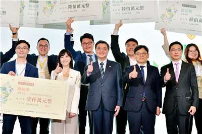 國發會今天(27日)舉行「創業綻放－創業大聯盟競賽」決賽暨頒獎典禮，行政院長卓榮泰(前中)出席頒獎典禮。(圖 : 卓榮泰臉書)