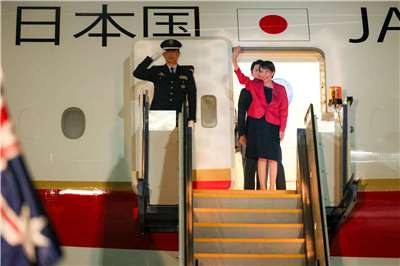 日本首相高市早苗3日晚間抵達澳洲。 (圖:X@takaichi_sanae)