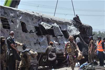 巴基斯坦奎達（Quetta）24日發生列車遭遇爆炸攻擊事件。圖為安全人員在現場檢查受損的火車車廂。