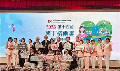 行政院長卓榮泰(後排右7 )出席第15屆南丁格爾獎頒獎典禮，並與得獎人合影。(楊雨青攝)