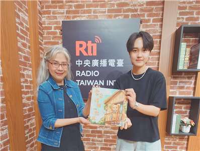 Voice to the World節目主持人介文，專訪北藝大的畢業生也是介文老師的學生劉又慈，介紹她在北藝大MIT學程的畢業製作《雲朵借我一點光》