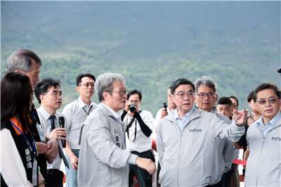 行政院長卓榮泰29日前往花蓮視察馬太鞍溪堤防工程防汛整備情形。(圖：行政院提供)
