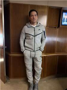 美國國務卿盧比歐(Marco Rubio)與總統川普(Donald Trump)一同搭乘「空軍一號」前往中國的途中，一身運動服的休閒造型曝光，因激似稍早委內瑞拉前總統馬杜洛(Nicolas Maduro)被捕的穿搭，意外引發話題。 (圖:X@StevenCheung47)