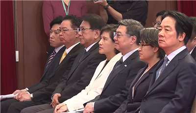 賴清德總統(右)27日親自舉行「台灣人口對策新戰略—家庭支持篇」國安高層會議會後記者會。(翻攝總統府YouTube頻道)