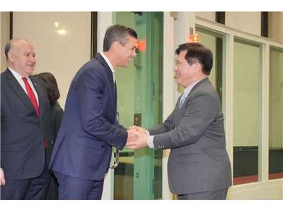 巴拉圭總統潘尼亞(Santiago Pena，左二)7日清晨抵達台灣，外交部長林佳龍(右)代表賴清德總統與台灣人民表達誠摯歡迎 (圖取自林佳龍臉書)