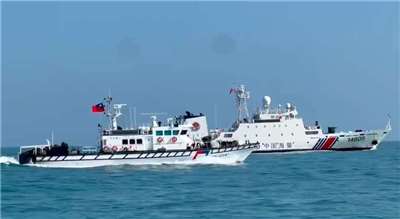 4艘中國海警船21日侵擾金門水域，我國海巡巡防艇併航監控，全程蒐證，要求其立即轉向航離。圖為海警船擾台資料照。(圖：海巡署金馬澎分署)