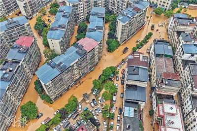 江西贛州上猶縣16日出現內澇，道路、車輛被淹。（中新社）