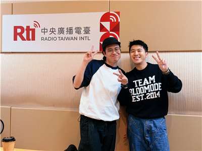 李拾壹（左）與主持人內克（右）之合照。