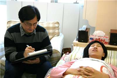 伍博士為一位成年女士進行聆聽式的 GIM 音樂治療