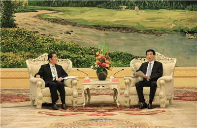國民黨副主席張榮恭11日代表國民黨出席在北京舉辦的海峽兩岸中華文化峰會，上午在人民大會堂會見中共中央政治局常委王滬寧。(國民黨提供)