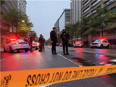 美國華盛頓特區23日發生槍擊事件後，多輛警車和武裝保全人員部署在白宮附近。(AFP)