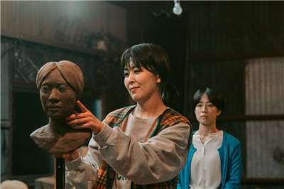 入圍坎城影展的日本電影「奈義日記」，全片雖不見台灣，卻以同婚自由為題，聲聲遙望台灣。片尾曲「路邊開花」由導演深田晃司親寫日文歌詞、金曲歌王謝銘祐譯成台灣台語、台灣配樂師沛沛譜曲、歌手鄭宜農演唱。（奈義日記提供）