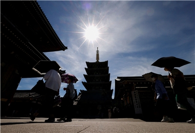 日本各地18日持續出現異常高溫，上午已有超過90個觀測地點氣溫突破攝氏30度。資料照。