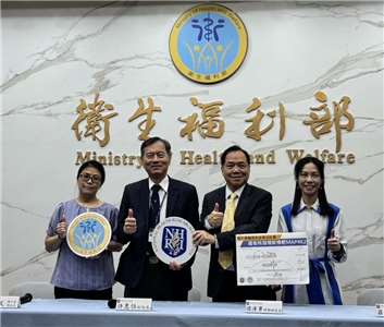 國家衛生研究院歷經13年長期鑽研，發現抑制調降免疫反應的關鍵分子「MAP4K2蛋白激酶」，可提升負責清除癌細胞的毒殺性T淋巴細胞，大幅提高免疫檢查點阻斷劑對抗胰臟癌免疫反應。圖左起博士後研究員王佳文、副院長許惠恒、特聘研究員譚澤華、副研究員莊懷佳。(圖：國衛院)