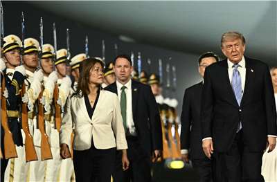 美國總統川普(Donald Trump)13日晚間抵達中國，展開國是訪問。