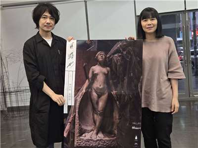 紀錄片《甘露水》導演黃邦銓(左)與林君昵(右)歷時5年，從台灣拍到日本，沿著黃土水曾走過的地方，一點一滴拼湊近代雕塑先驅黃土水的生命輪廓。資料照片。(江昭倫 攝)