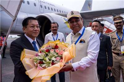 緬甸總統敏昂萊(Min Aung Hlaing,左)30日抵達印度菩提加耶。 (圖:X@MEAIndia)