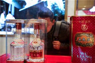 中國白酒國企五糧液大幅下修2025年營收與獲利，從而大舉美化2026年第1季業績，引發股民痛批「無法無天」。