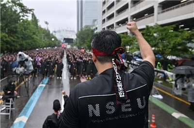 三星電子最大工會委員長11日出席勞資事後協調會議前表示，工會要求發放營業利益15%的績效獎金、取消上限制度化。圖為三星電子工會罷工。資料照。