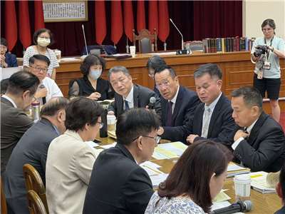 立法院27日財政、國防聯席委員會逐條審查國防特別條例預算案。(鄭佑漢 攝)