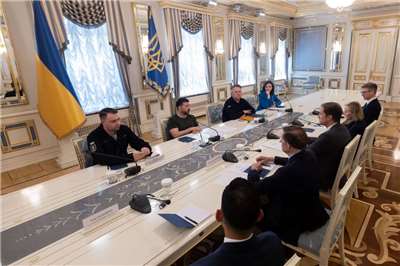 烏克蘭總統澤倫斯基(Volodymyr Zelenskiy)27日在基輔會見到訪的美國聯邦議員。 (圖:烏克蘭總統府)