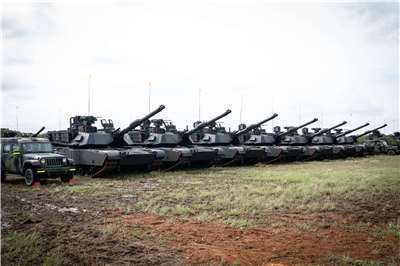 國防條例軍購金額在野黨將提7800億版本，國防人士痛批，相關條例2026年3月23日才付委，逾4個月無實質審查，期間不斷拖延，造成發價書效期告急、美方被迫破例展延，消耗台美互信，如今嚴重打折將重傷國防。圖為陸軍M1A2T戰車成軍。(楊仁翔 攝)