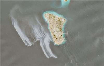 紐約時報(The New York Times)8日援引衛星影像報導，伊朗石油樞紐哈格島(Kharg Island)外海有浮油正在擴散。(路透社/達志影像)