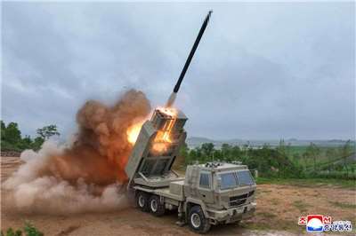 北韓26日測試自家版的海馬士（HIMARS）多管火箭系統。 (圖:KCNA)