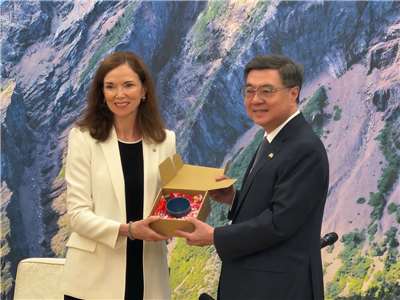 行政院長卓榮泰(右)25日接見拿大駐台北貿易辦事處代表何曼麗（Marie Louise Hannan，左）一行。(鄭佑漢 攝)