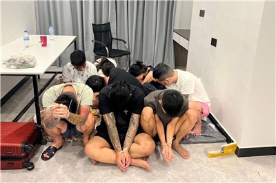 圖為2025年7月，柬埔寨警方突襲網路詐騙園區逮捕上千嫌犯。