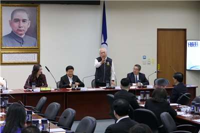 國民黨今天(29日)下午舉行中常會，國民黨副主席季麟連發言時，痛批傳出私下表態支持8,000億元版本的立法院長韓國瑜「賣黨求榮」。(趙婉淳 攝)