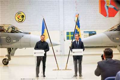 澤倫斯基(Volodymyr Zelenskyy)(左)今天(28日)訪問瑞典，並在烏普薩拉(Uppsala)空軍聯隊基地(F16)與瑞典總理克里斯特森(Ulf Kristersson)(右)簽署強化國防合作協議。(圖取自rkbild.se)
