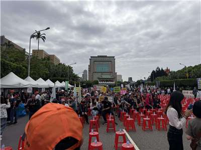 台灣雇主協會在總統府前舉辦「2026雇主日凱道大集會」，許多重症家庭雇主都現身對現行移工制度與長照政策表達不滿。(圖：台灣雇主協會臉書)