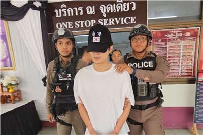 一名中國籍男子在泰國巴達雅附近梭桃邑(Sattahip)遭查獲大批軍用級武器，因事涉國安風險，引發高度關注。(X平台/@jacobincambodia)