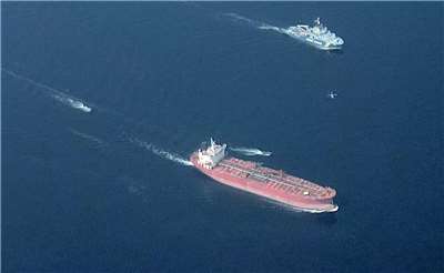 瑞典海岸警衛隊與警方3日在該國領海登船檢查懸掛敘利亞國旗的「金輝號」，其中國籍船長因涉嫌持有偽造文件及違反航行規定被捕。(FB@Kustbevakningen)