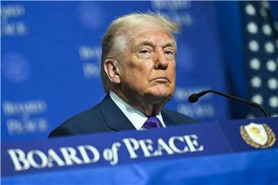美國總統川普今年年初新成立「和平理事會」(Board of Peace)，但傳出至今仍未有任何官方基金。圖為川普為和平理事會揭幕。資料照片 (AFP)