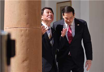 美國國務卿盧比歐(Marco Rubio)(右)今天(26日)在印度與日本外相茂木敏充(左)會面。(AFP)