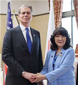 日本財務大臣片山皋月(右)12日在東京與美國財政部長貝森特(Scott Bessent)會面。