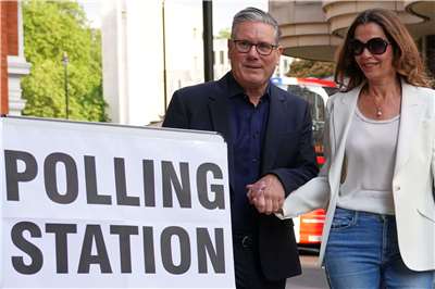 英國舉行地方選舉，英國首相施凱爾(Keir Starmer)和夫人7日到投票所投票。 (AP/達志影像)