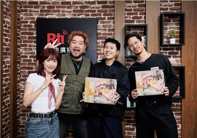 青原FIDA與主持人內克（右二）合照。