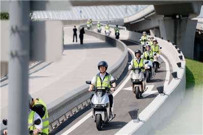 交通部長陳世凱12日在淡江大橋通車前，率領同仁親自試騎機車專用道。(公路局提供)

