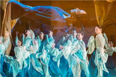 《只此青綠》將北宋天才少年王希孟筆下、流傳千年的傳世名畫《千里江山圖》搬上舞台，讓原本靜止於長卷上的水墨青綠躍然紙上。（好滿意音樂有限公司提供）