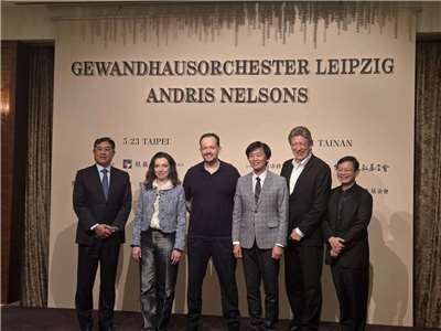 萊比錫布商大廈管弦樂團本週末將展開亞洲巡演台灣站演出，由指揮安德里斯．尼爾森斯（Andris Nelsons）(左三)率團演出，左二為台北場鋼琴演出嘉賓尤莉安娜．阿芙蒂耶娃（Yulianna Avdeeva）(左二)。(江昭倫 攝)