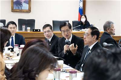 立法院外交及國防委員會18日審議2026年度退輔會預算，退輔會主委嚴德發與會中說明長居中國榮民的驗證機制。(楊仁翔 攝)