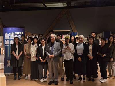 文化部長李遠(中)4日出席「台灣影視編劇學院」4日舉行專案實作結業分享會，以自身編劇背景勉勵學員，即使創作之路充滿不確定與挫折，仍要懂得自得其樂。(江昭倫 攝)