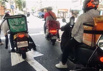 勞動部8日預告《外送員權益保障及外送平臺管理法》三項子法草案，盼透過制度建立，讓外送產業朝向更公平、透明方向發展。圖為外送員。(央廣資料照)