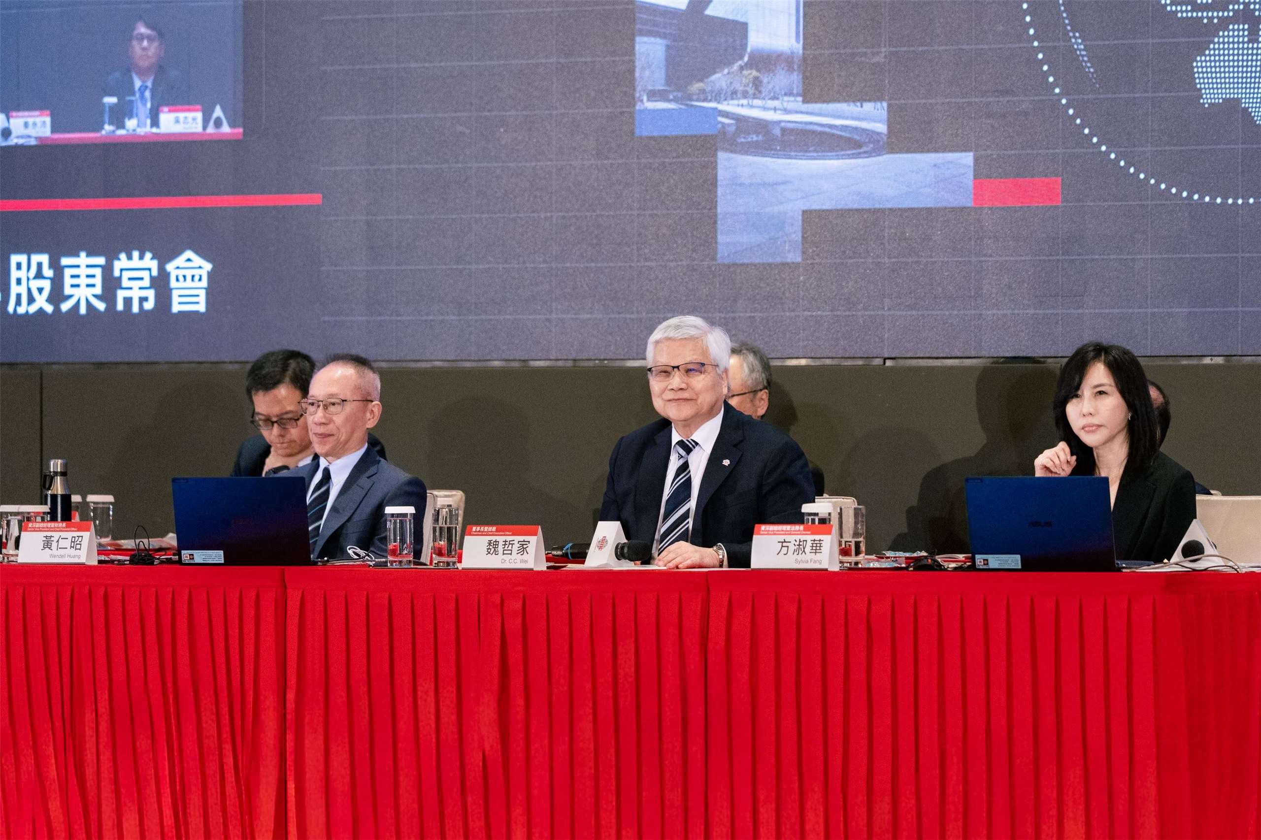 台積電董事長魏哲家(中)4日表示，AI需求快速成長，台積電正全力建廠，避免成為供應鏈瓶頸，並透露待政府核准，將對外說明新一波投資計畫。(台積電提供)