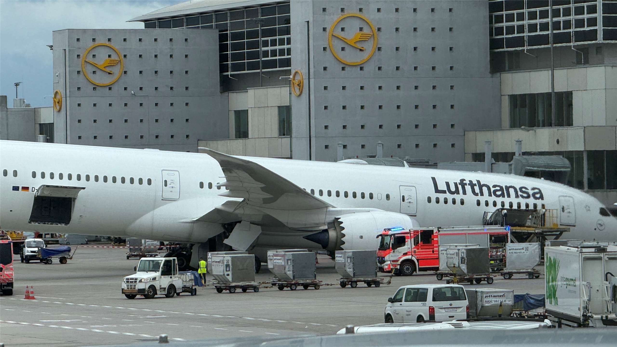 德國漢莎航空公司（Lufthansa）一架波音787客機的前起落架，4日在法蘭克福機場的登機門處意外塌陷，造成多名工作人員受傷。(AFP)