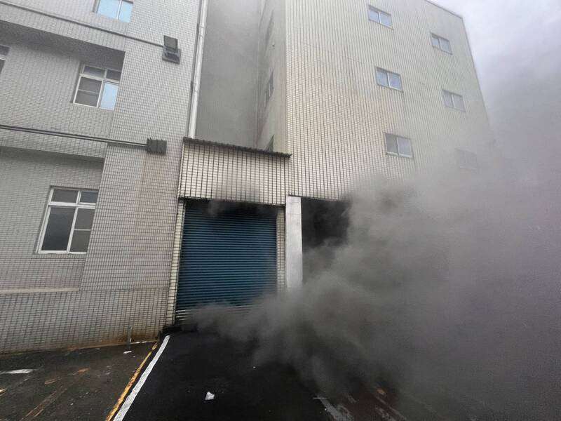 2024年10月3日，東港安泰醫院火災造成9人死亡及多人嗆傷，圖為當時消防局獲報馳援，大樓鐵捲門底下竄出濃濃黑煙。資料照。（屏東縣政府提供)