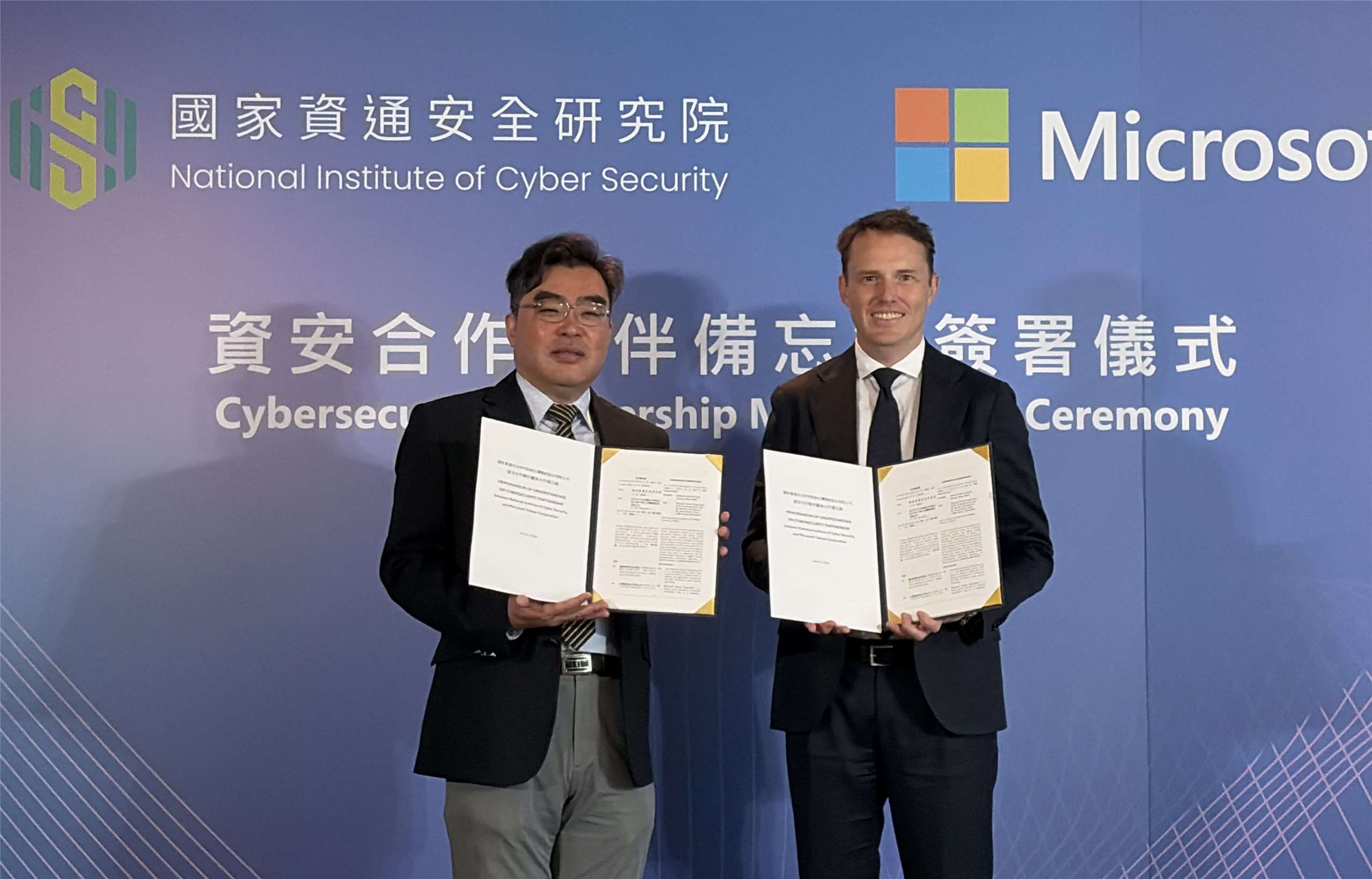 國家資通安全研究院與台灣微軟8日簽訂合作備忘錄(MOU)，由資安院院長林盈達(左)與微軟全球公共事務北亞區負責人Marcus Bartley Johns(右)出席簽訂。(蔡芃敏 攝)